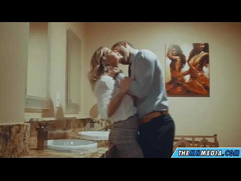 ❤️ Wanneer 'n rondborstige blondine jou in 'n openbare toilet verlei ❤ Porno by ons af.hentai-for.ru ❌️❤